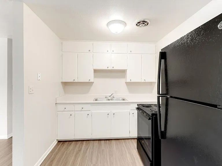 Broadmoor Plaza Apartments — Photo 41