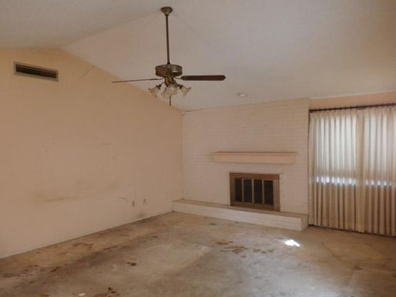 3rd image of 400 S Spring Creek Dr