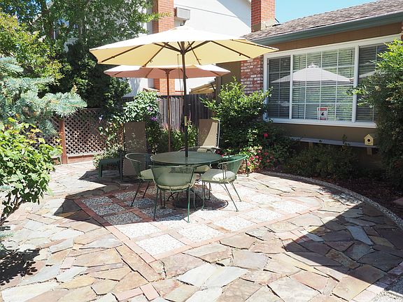 Private front courtyard for relaxing