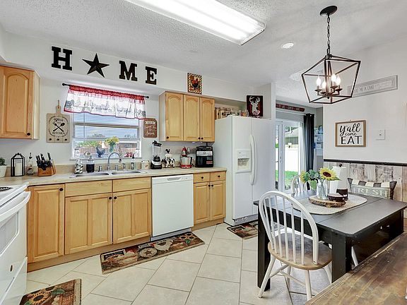 5th image of 141 SE Dwight Avenue