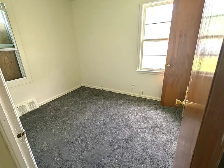 5413 Dupont St — Photo 5