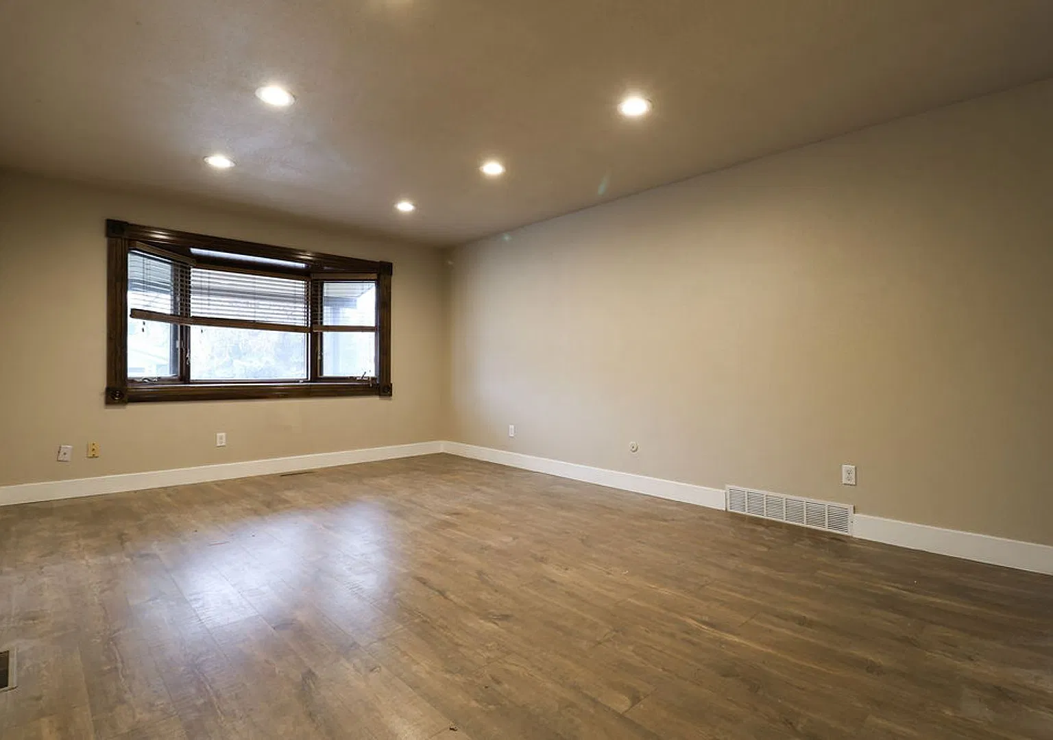 4 Bedroom, 2 Bath home in the heart of Windsor. — Photo 3