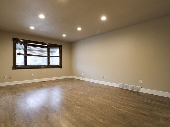 3rd image of 1103 Cottonwood Dr
