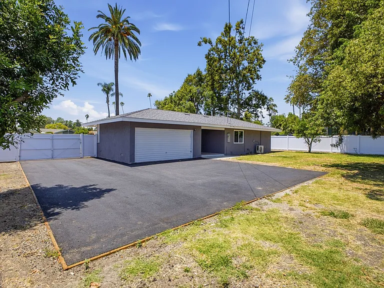1076 El Campo Dr — Photo 12