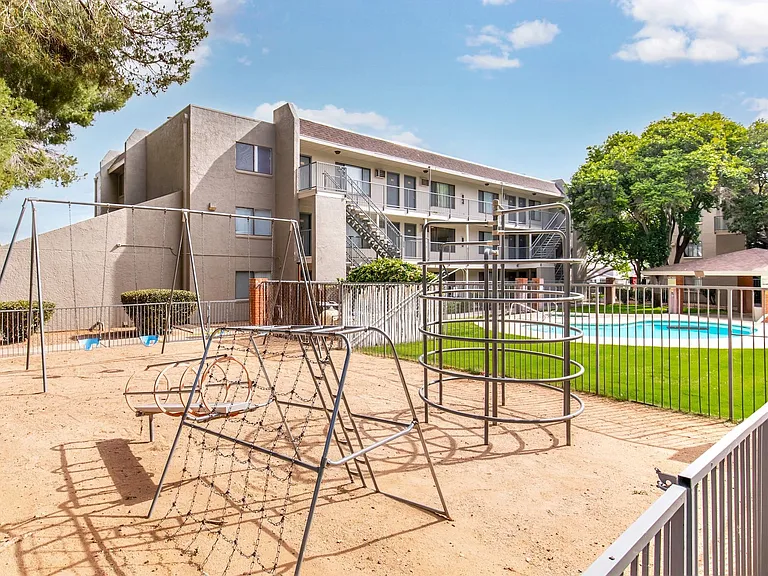 Sterling Pointe Apartments — Photo 9
