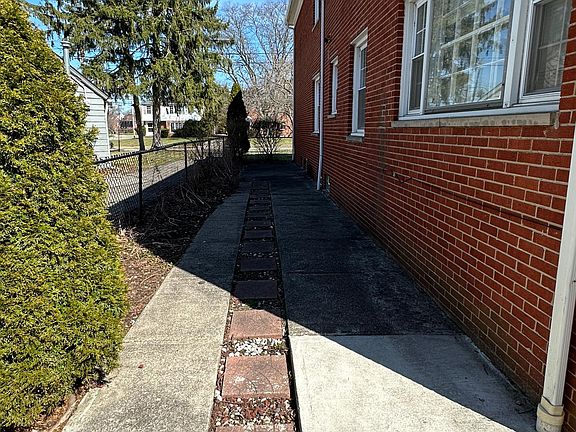 5th image of 18314 Chagrin Blvd