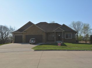 140 Hidden Meadow Dr, Waukee, IA 50263