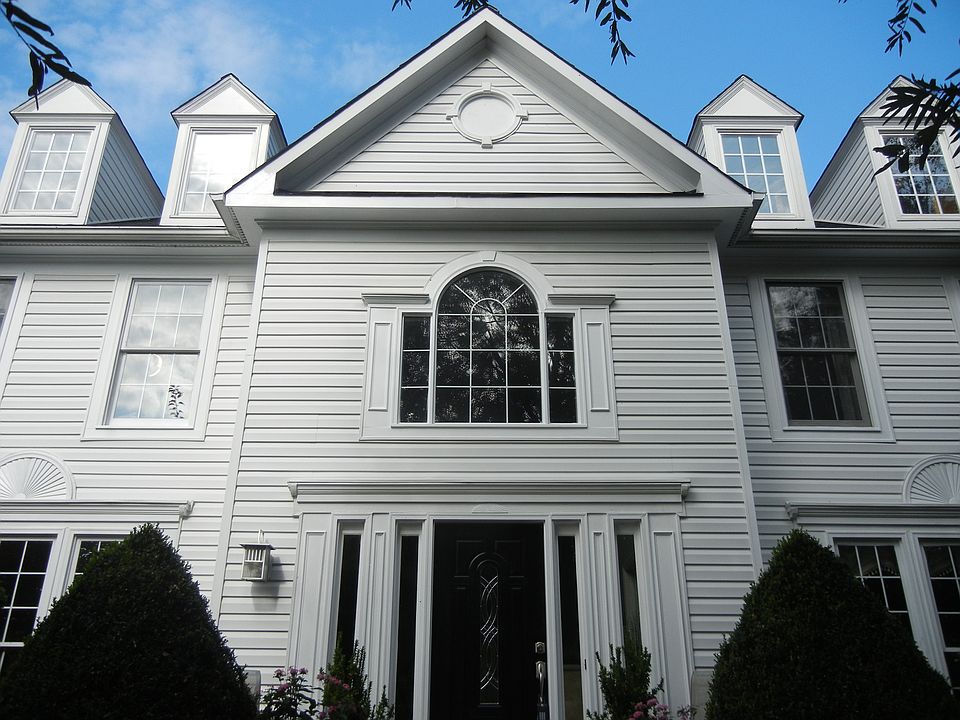 1st image of 202 Greenmont Way NE
