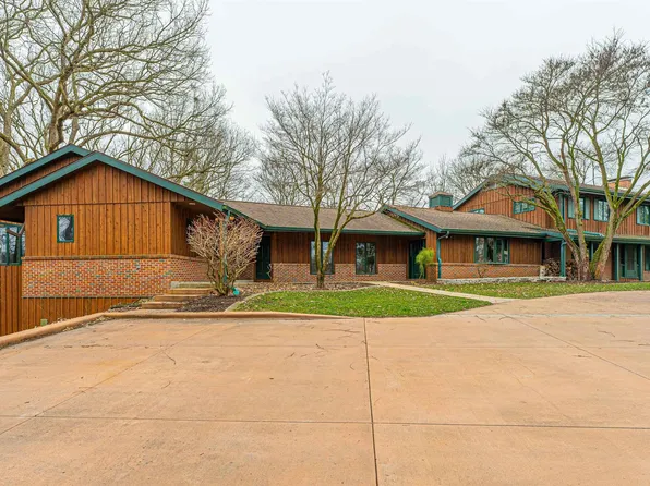 8 Forest Hills Dr, Lincoln, IL 62656