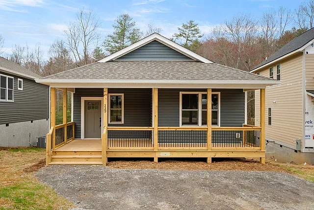 229 Edgewood Rd S — Photo 2