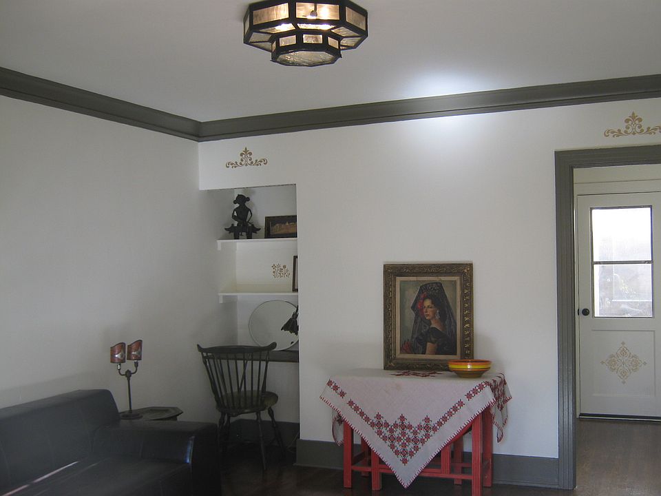 living room / built in office nook