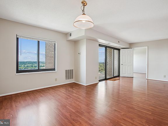 4th image of 203 Yoakum Pkwy APT 1424