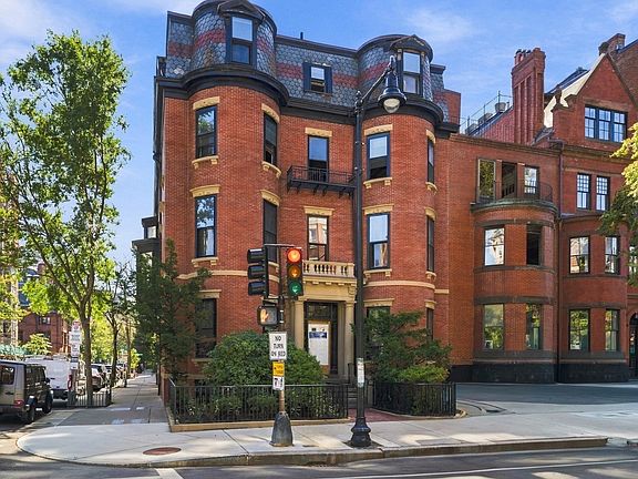 4th image of 299 Beacon St