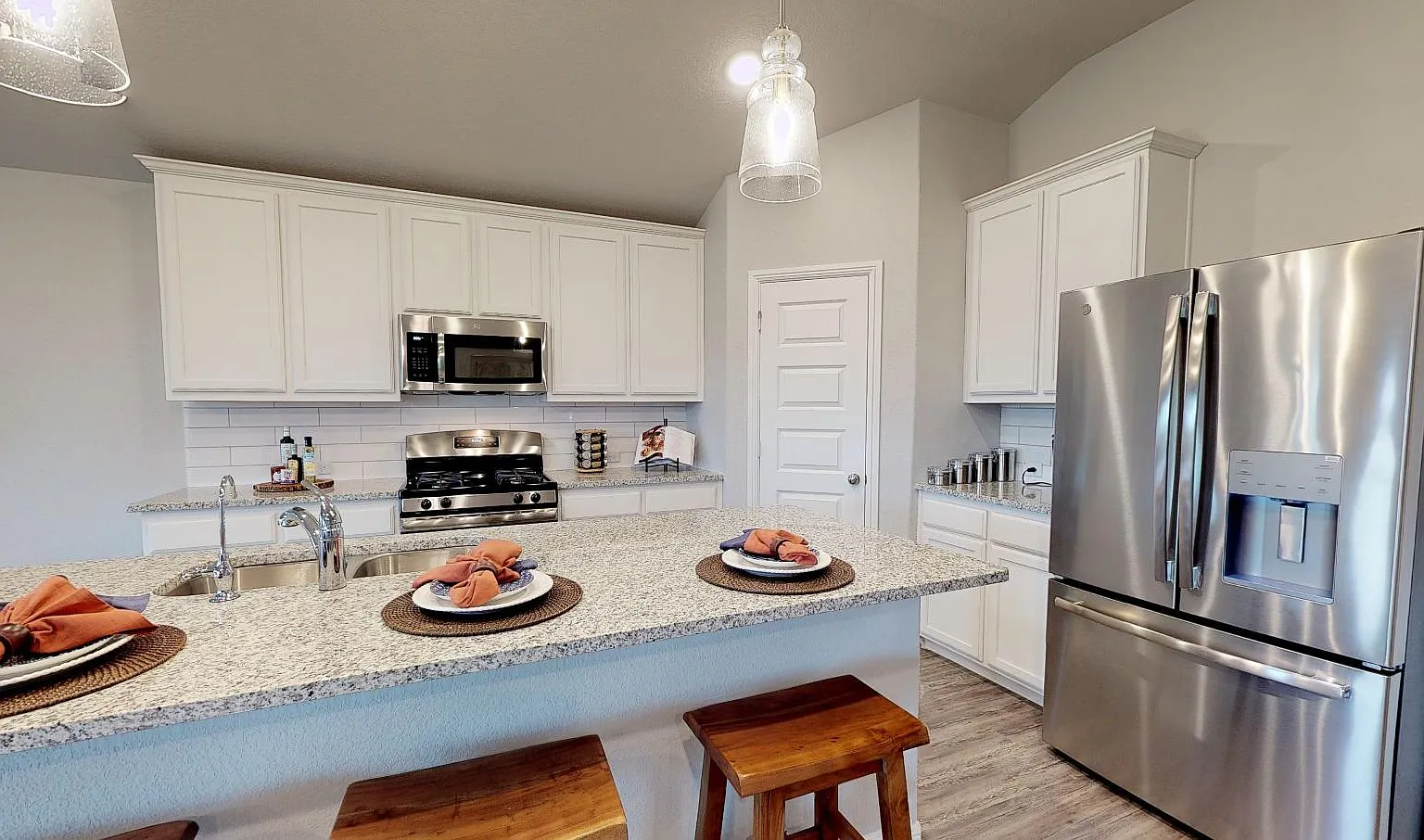 3221 Peacock Ln — Photo 3