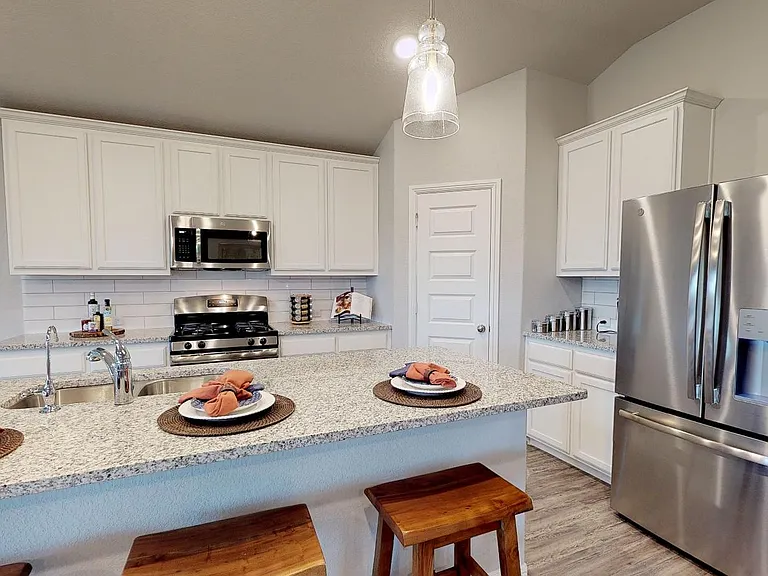 3221 Peacock Ln — Photo 4