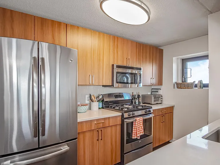 10 West Apartments — Photo 8