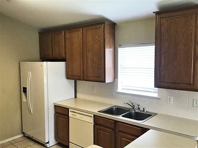 3 bed, 2.0 bath, 1524 sqft, $2,220 — Photo 3