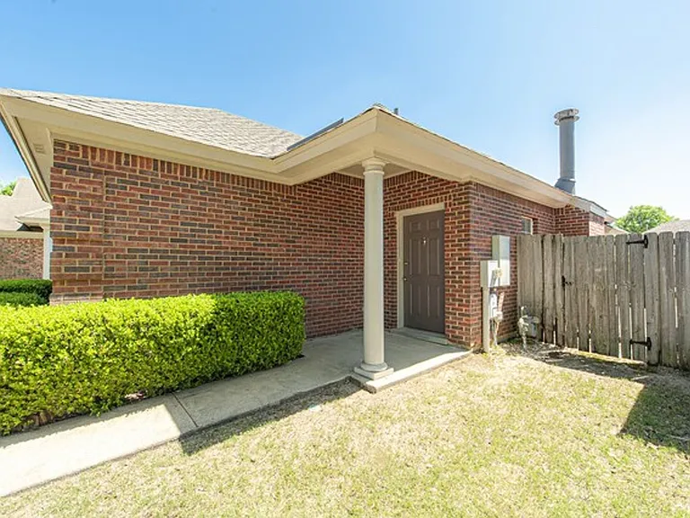 1124 Stafford Dr — Photo 25