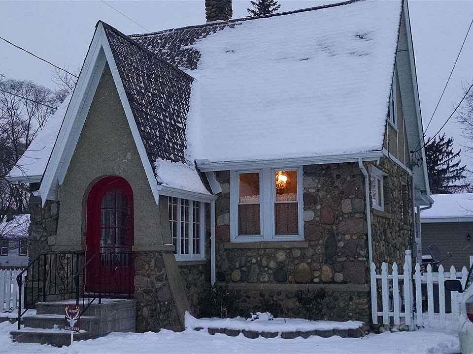 1st image of 164 N Valley St