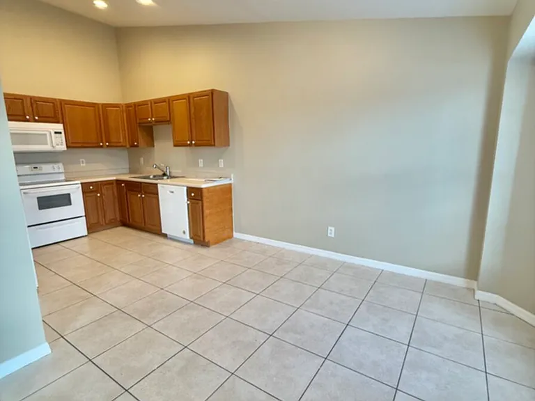 1242 SE 8th St #1 — Photo 4