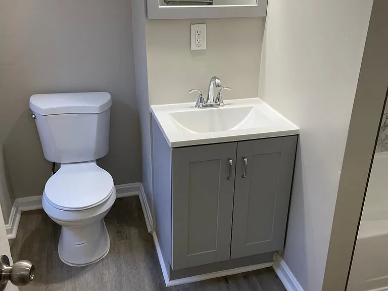 Full bathroom #1