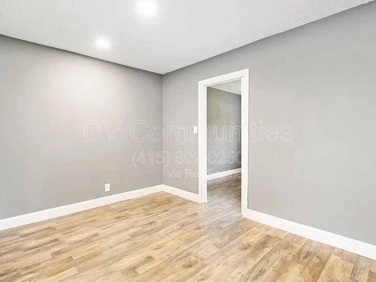 1521 W Blum St — Photo 9