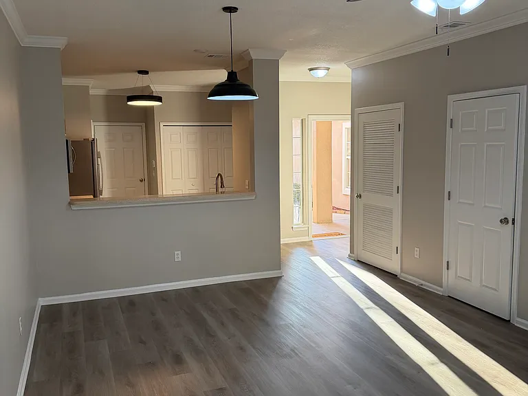 875 Southern Creek Dr — Photo 2
