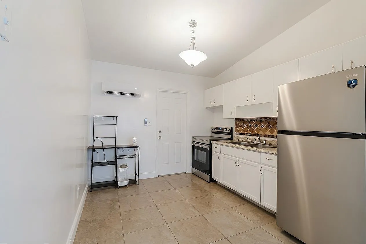 2 bed, 1.0 bath, 1488 sqft, $1,875 — Photo 3