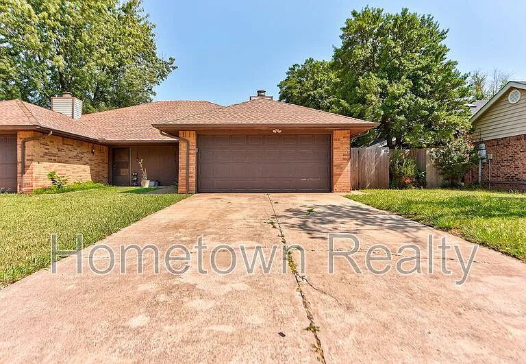 1713 Hillcrest Dr — Photo 2