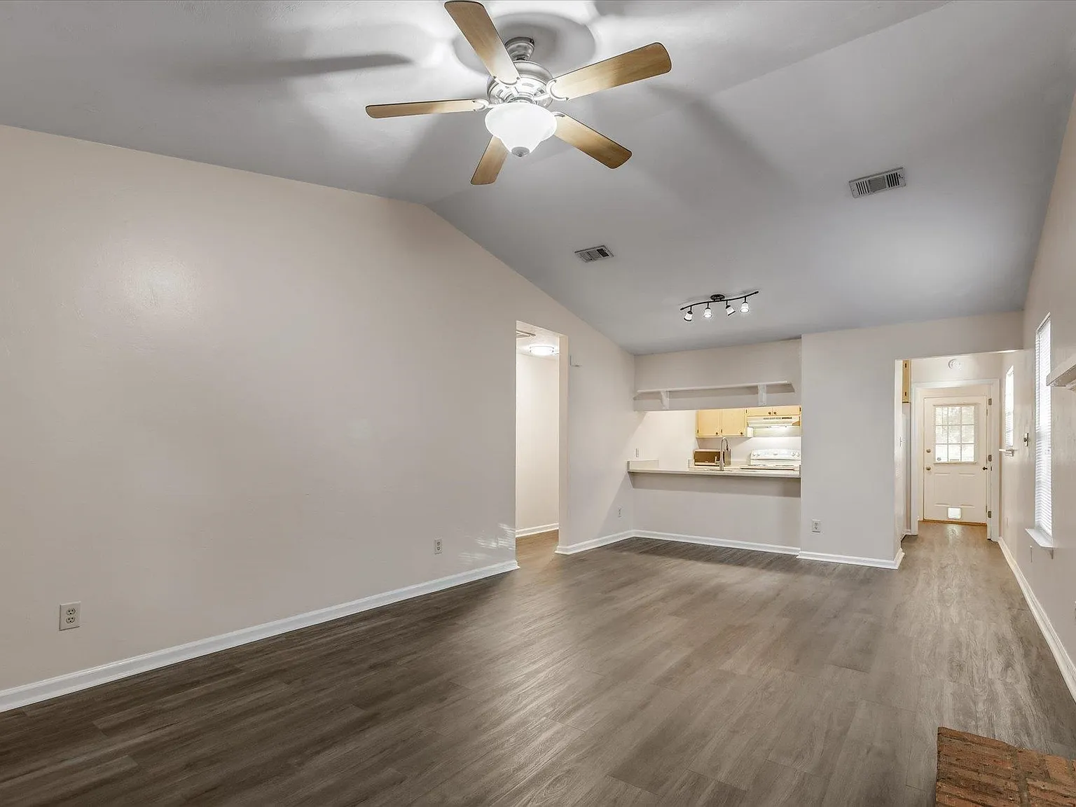 2 bed, 2.0 bath, 1040 sqft, $1,500 — Photo 4