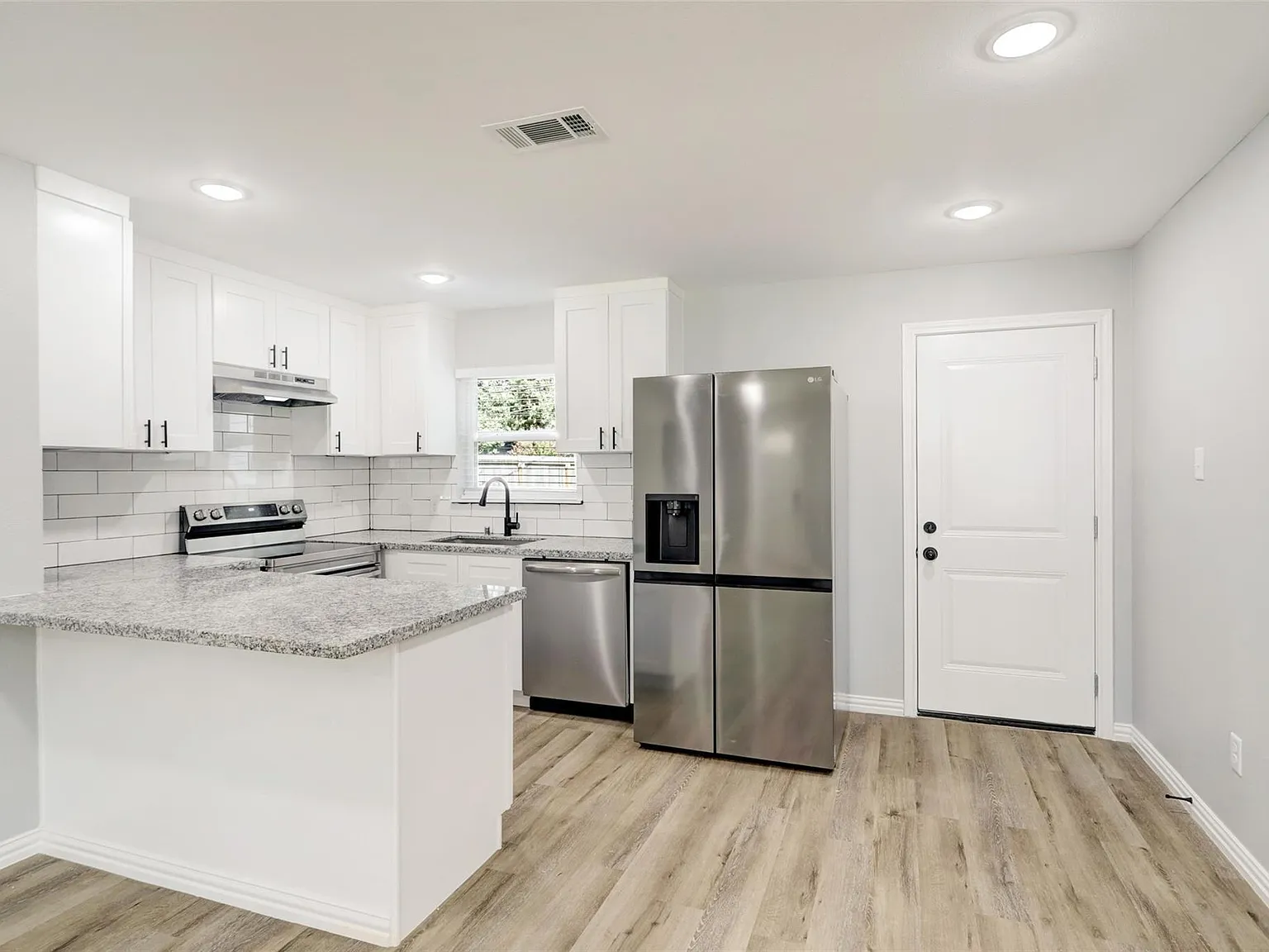 3 bed, 2.0 bath, 1309 sqft, $1,565 — Photo 3