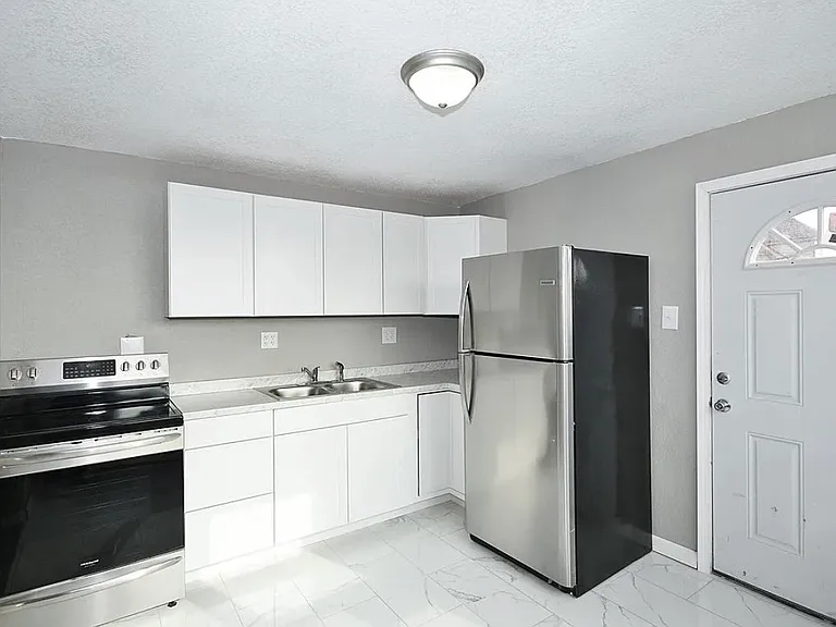 494 8th St #2 — Photo 2