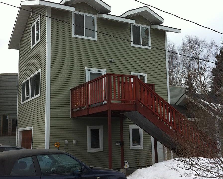 Top two floors are the apartment. Front door at top of stairs.