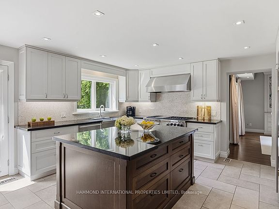 4th image of 19 Fairway Heights Cres