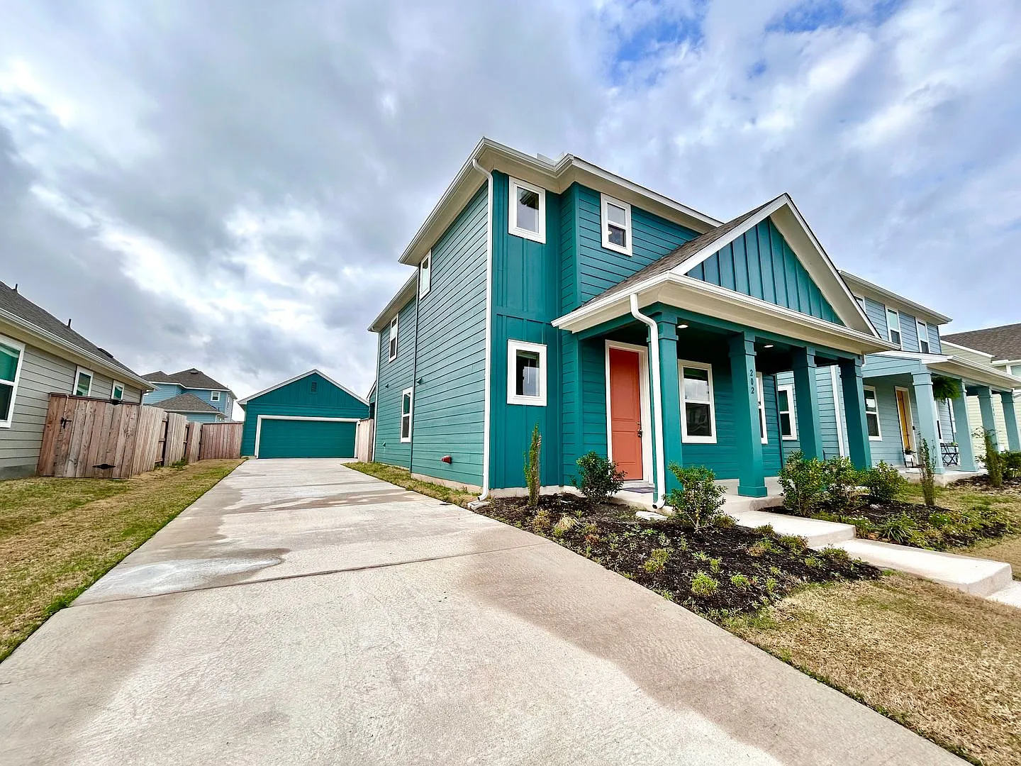 Spacious 3-Bed, 2.5-Bath Home with Fenced Yard | Taylor, TX — Photo 2
