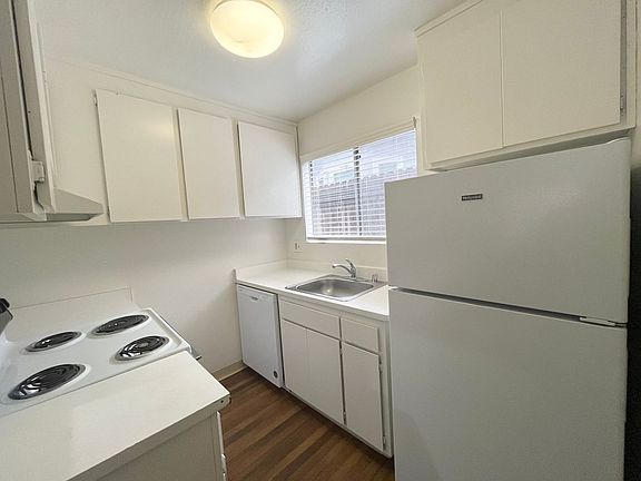 4th image of 2421 E St APT 5