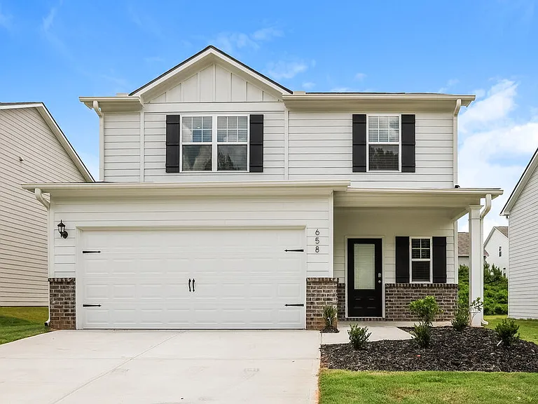 658 Mackenzie Cv — Photo 1