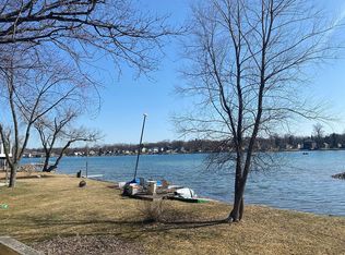 8147 Farrant Dr, Commerce Township, MI 48382