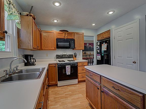 4th image of 10095 Golden Pond Dr
