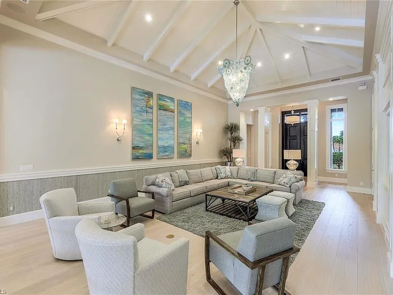 425 Harbour Dr — Photo 5