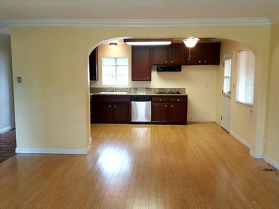 4th image of 5445 Hackett Ave