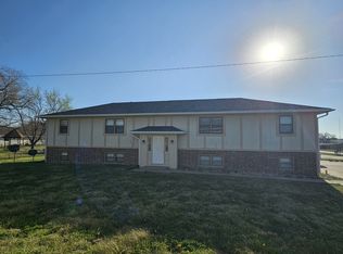 2320 W 7th Ave APT 2, Emporia, KS 66801