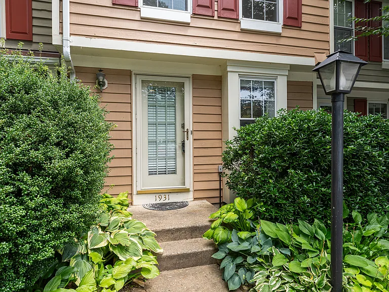 1931 Belmont Ridge Ct — Photo 2