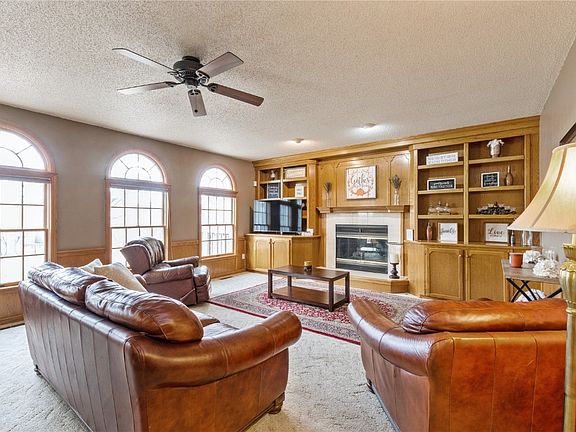 4th image of 7325 Hampshire Dr N