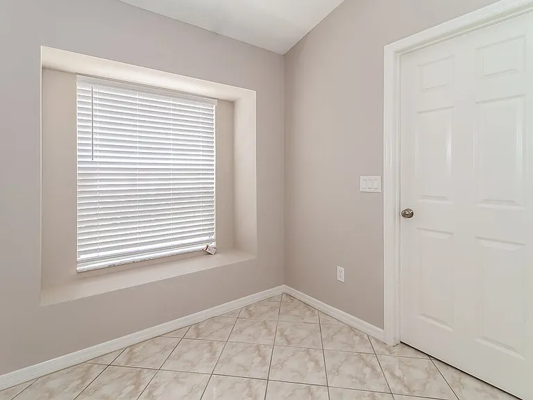 996 Maple Ct — Photo 6