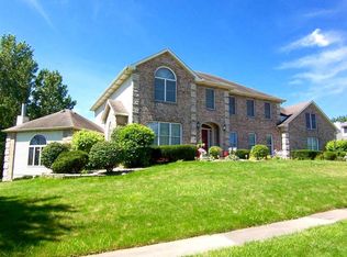 2285 Saint Andrews Cir, Bettendorf, IA