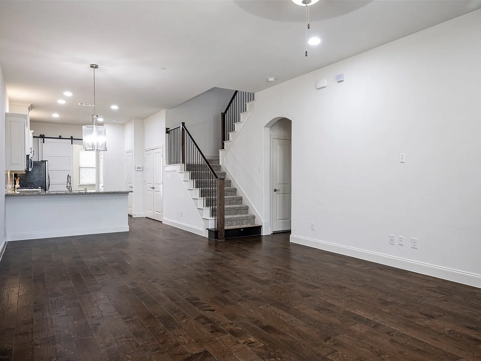3 bed, 2.5 bath, 2101 sqft, $2,600 — Photo 2