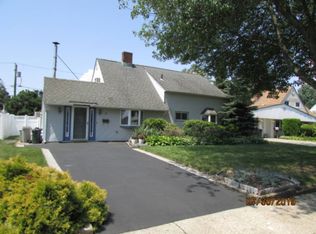 16 Rural Ln, Levittown, NY 11756