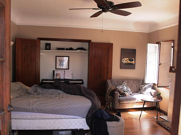 2nd image of 1119 E 4th St APT D