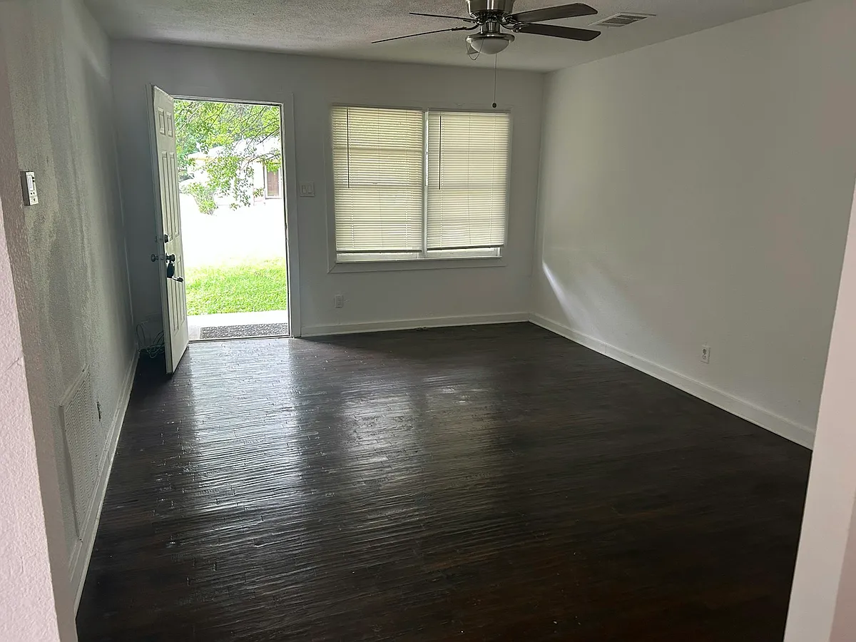 Living room entrance - 4177 Doyle Ln